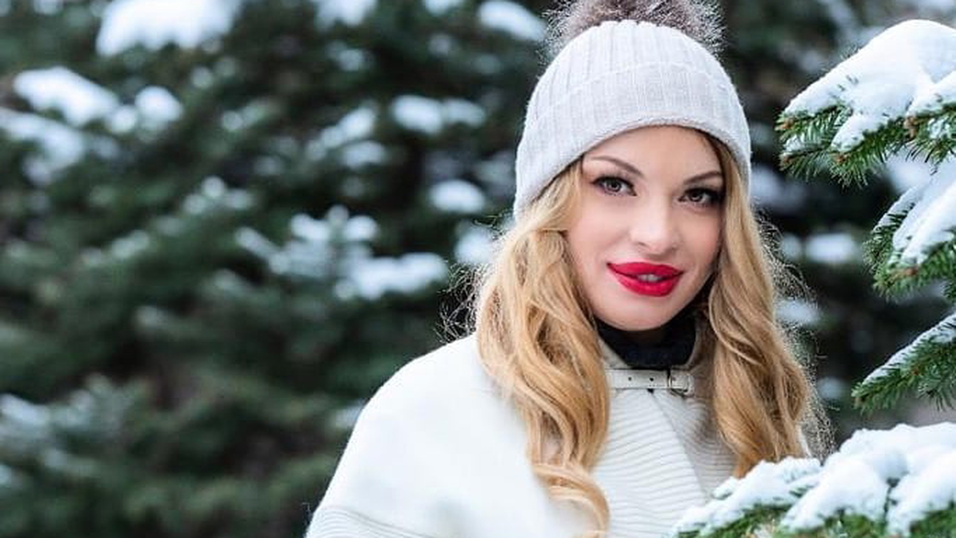 Valentina Pelinel s-a iubit cu un bătrânel de 70 de ani. "5 ani am fost cu el, mi-a adus ?"