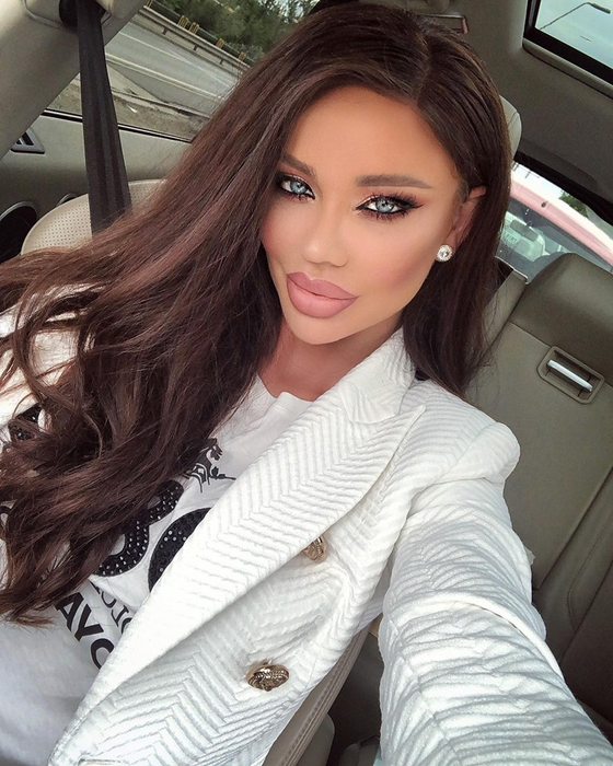 Bianca Drăgușanu a renunțat la părul blond. Unii dintre fani au remarcat că seamănă cu Angelina Jolie