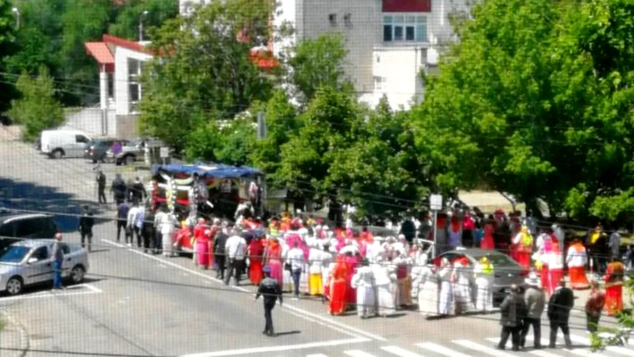 Funeralii cu peste 100 de persoane pe străzile din Focșani. A murit nepotul unui cunoscut bulibaşă. VIDEO