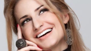 Julia Jianu, din nou mireasă. Uite cum arată cântăreaţa intr-o rochie roz, la şase ani de la căsătorie. Îi stă bine?