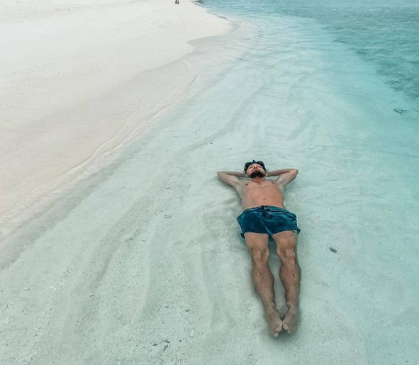 Fotografia care a incendiat Instagramul! Ce au putut face Dani Oțil și iubita lui pe plajă în Maldive! Mircea Badea nu a mai rezistat