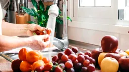 Aceste fructe nu ar trebui spălate înainte de a le pune la frigider. Greșeala banală care le strică mai repede