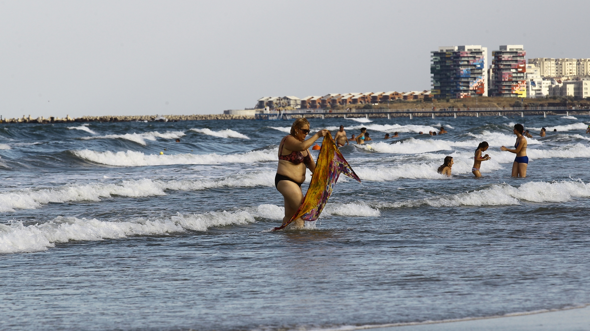 VIORICA de la Clejani, în costum de baie! Cum a apărut vedeta pe litoralul românesc