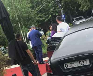 Cosmin Olăroiu a coborât la costum din Rolls și a dat bacșiș 50 €!