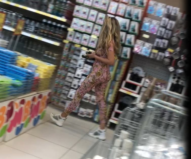 Roxana a întors capetele în magazin