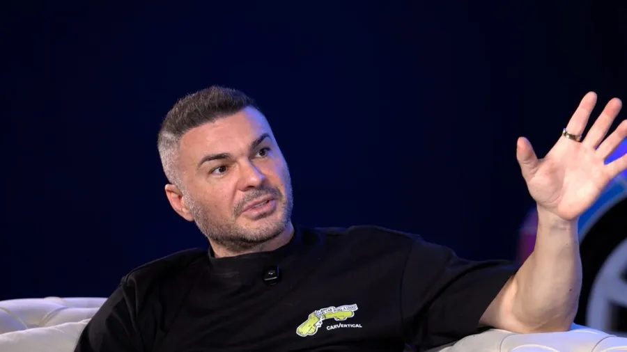 Andy Popescu locuiește singur