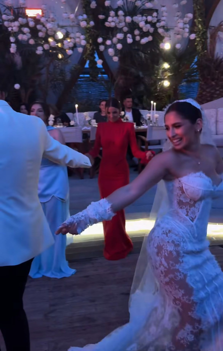 Ioana, rochie de mireasă îndrăzneață! Toți invitații s-au uitat lung la soția lui Florinel Coman