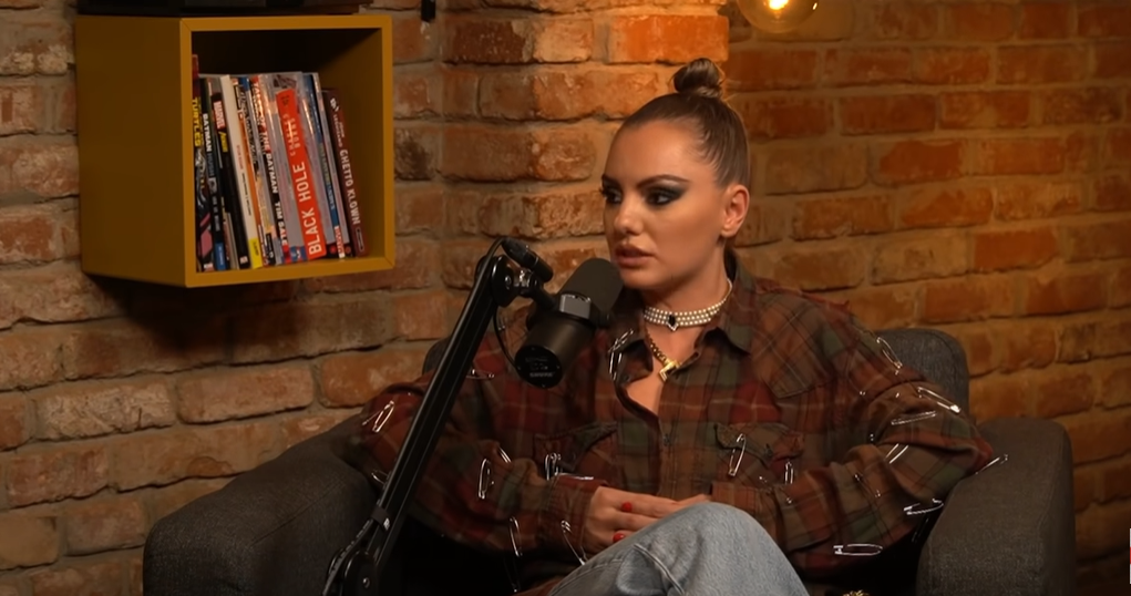 Alexandra Stan, discuție hilară cu un preot, după ce tot internetul a văzut-o dezbrăcată: ”Tu crezi că, noi preoții, nu mai stăm…”