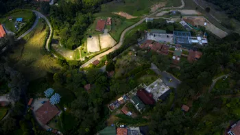 Imaginile cu celula de lux în care a fost închis Pablo Escobar fac înconjurul internetului. ”La Catedral”, filmată de un român!