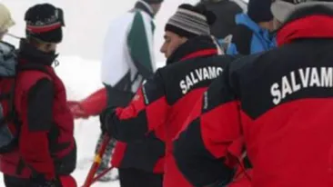 Salvamontistii incearca sa salveze un barbat aflat in stare de inconstienta in Masivul Bucegi!