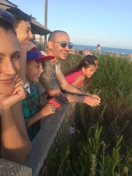 Decizia luată de CHESTER BENNINGTON cu puţin timp înainte să se sinucidă! E emoţionant ce scria în testamentul artistului