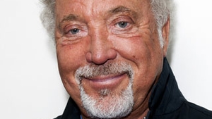 Tom Jones, platit cu 4,9 milioane de dolari pentru un concert de 90 de minte la Balul Crucii Rosii!