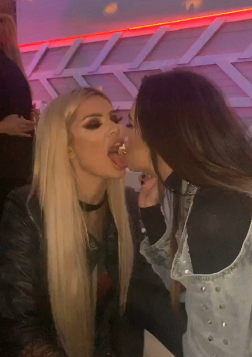 ”Puștoaica lui Bote”, scene fierbinți în club cu o femeie