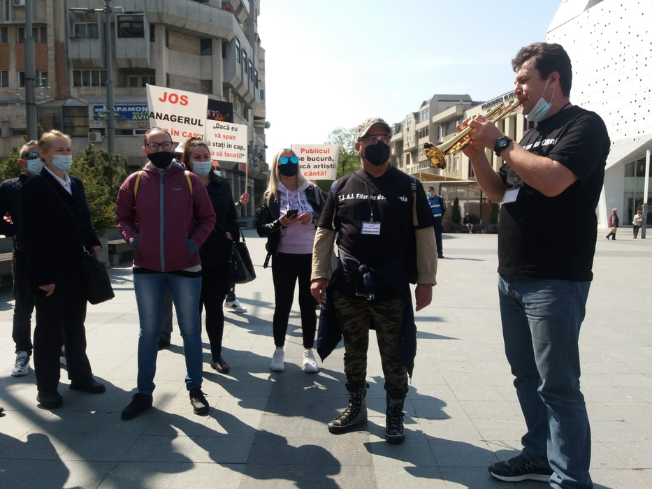 Protest de amploare în Craiova! Cu contractele suspendate, angajații Filarmonicii cer demisia managerului