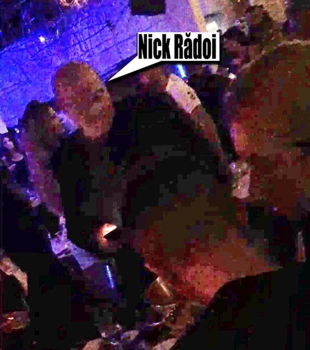 Nick Rădoi se ”întreţine” cu două brunete într-un club de pe litoral