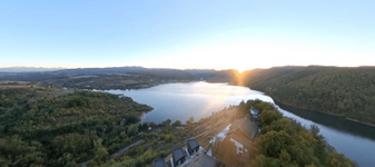 Un lac superb din vestul României își recapătă strălucirea. Cum îl readuce la viață o șosea spectaculoasă, modernizată după decenii
