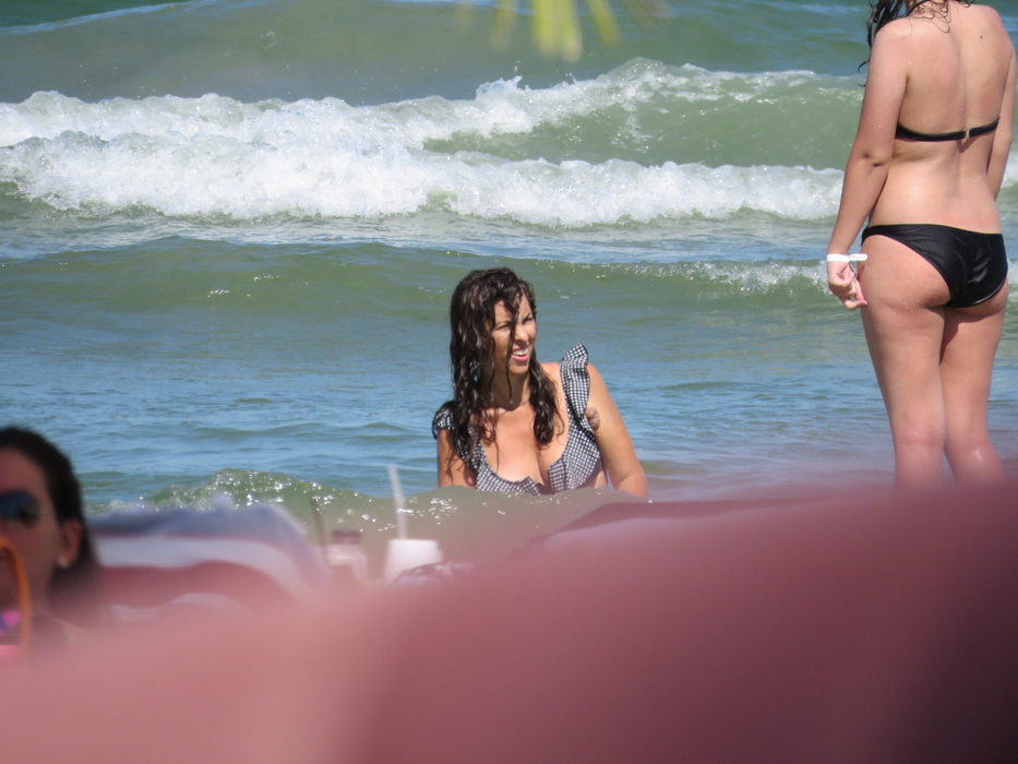 Jurata de la Pro TV a petrecut cu prietenele pe o plajă din Mamaia