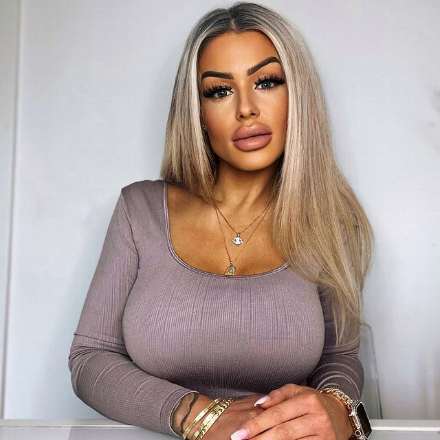 Eileen e super-dotată, dar nu de la "mama natură" înzestrată! E tatuată toată și zici că-i Anda Adam reîncarnată!