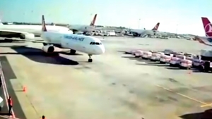 Două avioane pline cu pasageri s-au ciocnit pe Aeroportul Atatürk din Istanbul! Una dintre aeronave s-a rupt