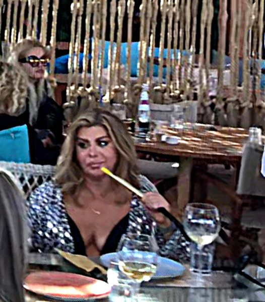 Loredana Groza, de nerecunoscut! Cum au surprins-o paparazzii pe artistă în oraș