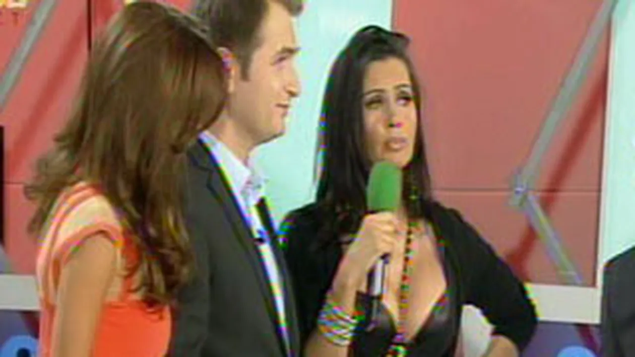 VIDEO Zavo a venit la CANCAN TV in cel mai adanc decolteu de pana acum! Sanii ei s-au straduit sa nu sara din sutien!