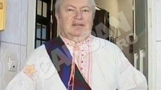 VIDEO Gheorghe Turda are un ritual ciudat inainte de aparitiile scenice! Se machiaza si se da cu ruj!