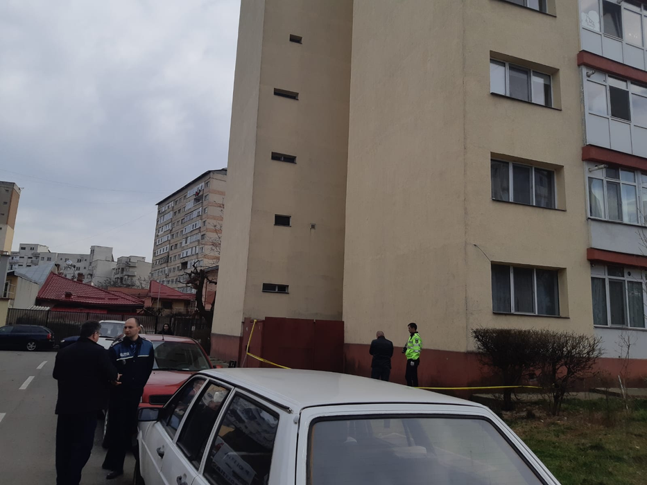 Femeia a căzut de pe acoperișul unui bloc cu 11 etaje