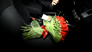 Un buchet de trandafir de la un admirator secret i-a luminat fata Iulianei Luciu. Vezi ce a facut asistenta TV cu florile!