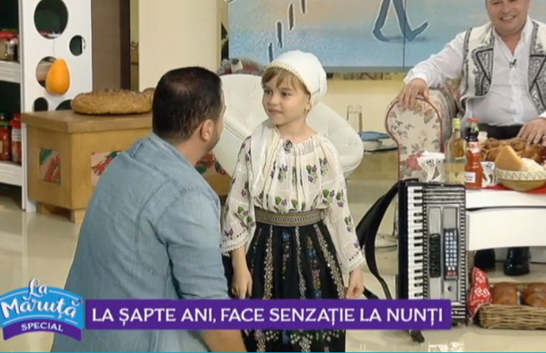 La şapte ani, ridică în picioare invitaţii la nunţi şi botezuri, Povestea Andrei, micuţa artistă din Gorj