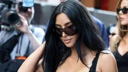 FOTO. Kim Kardashian, apariție fără inhibiții la Monaco. Și-a arătat bustul generos după ce a venit direct de pe iaht la Marele Premiu de Formula 1