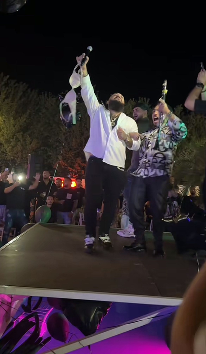 Dani Mocanu dansează cu sutienul unei fane în mână/Foto:captură tiktok