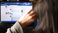 Această adolescentă îşi dă în judecată părinţii pentru că au postat poze jenante cu ea pe Facebook: „Nu au nicio ruşine...“