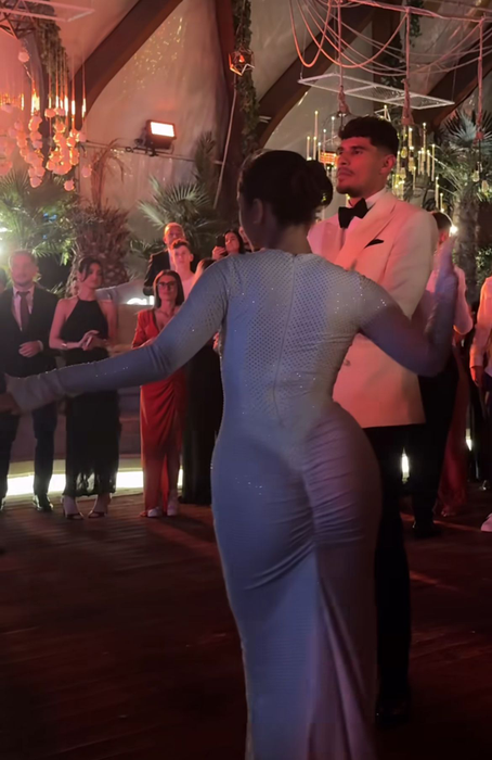 Ioana, rochie de mireasă îndrăzneață! Toți invitații s-au uitat lung la soția lui Florinel Coman