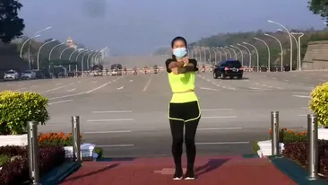 Imagini virale! O profesoară de aerobic își face numărul, iar în spatele ei are loc o lovitură de stat. VIDEO