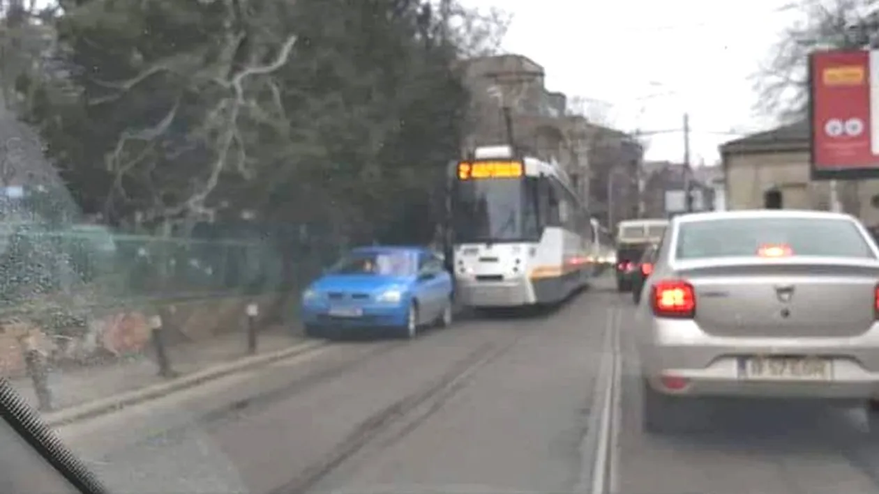 Ce a făcut un vatman din București după ce s-a trezit cu un Opel albastru parcat pe linia de tramvai. A intrat în magazinul de vis-a-vis și a zis: Buna ziua, mă scuzați, sunt și eu cu tramvaiul