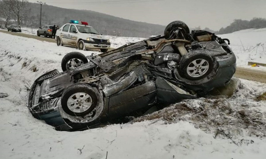 Accident teribil în județul Sibiu. Un tânăr s-a răsturnat cu mașina, iar iubita lui de 17 ani e în stare gravă la spital