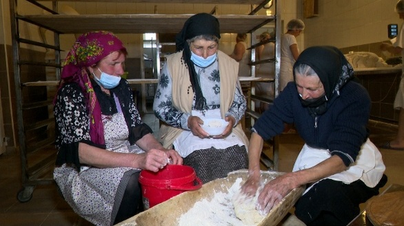Pâinea este pregătită după rețete străvechi, de bunicuțele satului