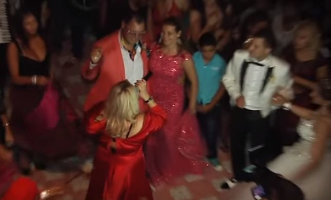 Toți ochii au fost pe decolteul ei! Ce a pățit Viorica de la Clejani la o nuntă. Petrecăreții i-au îndesat bani în sutien până i-a cedat rochia