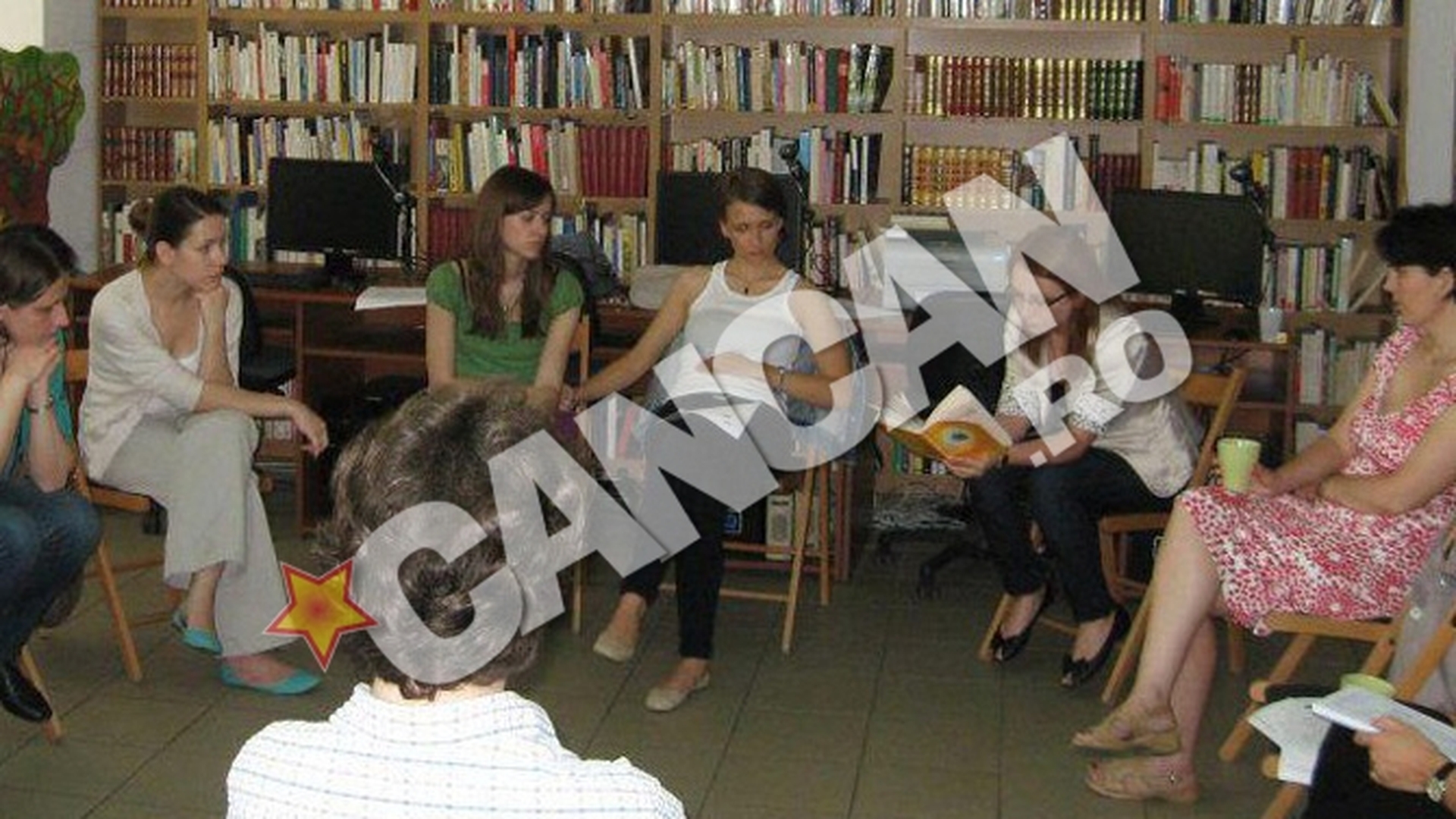 O romanca le consiliaza pe internet pe vaduvele tinere, iar apoi le duce in tabere de relaxare