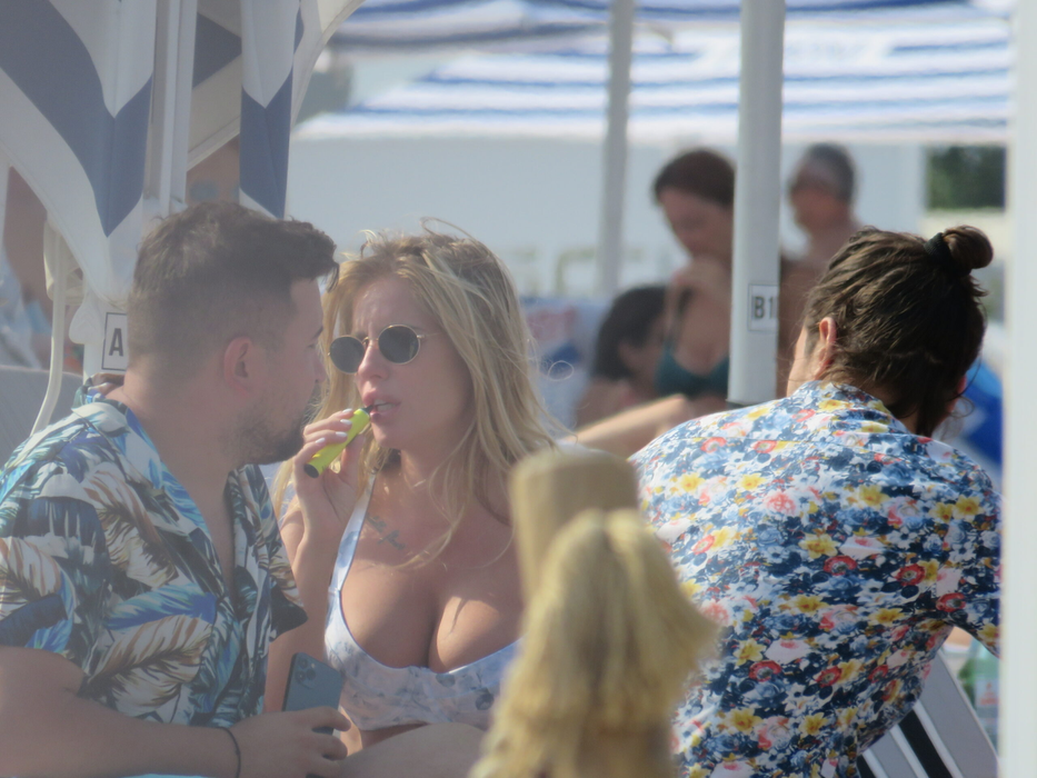Florentina Raiciu, fostul iepurat Playboy, s-a răcorit la Mamaia (Foto: CANCAN.RO)
