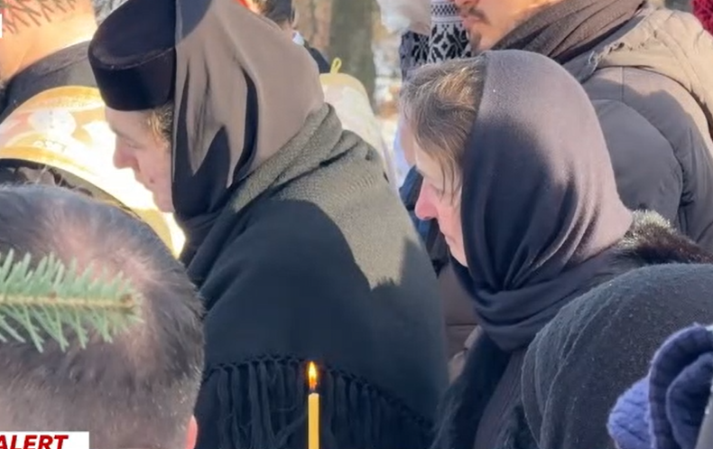 Imaginile durerii la înmormântarea lui Matei. Tatăl lui, preotul Cozma, a privit neputincios cum familia și-a luat adio de la micuț