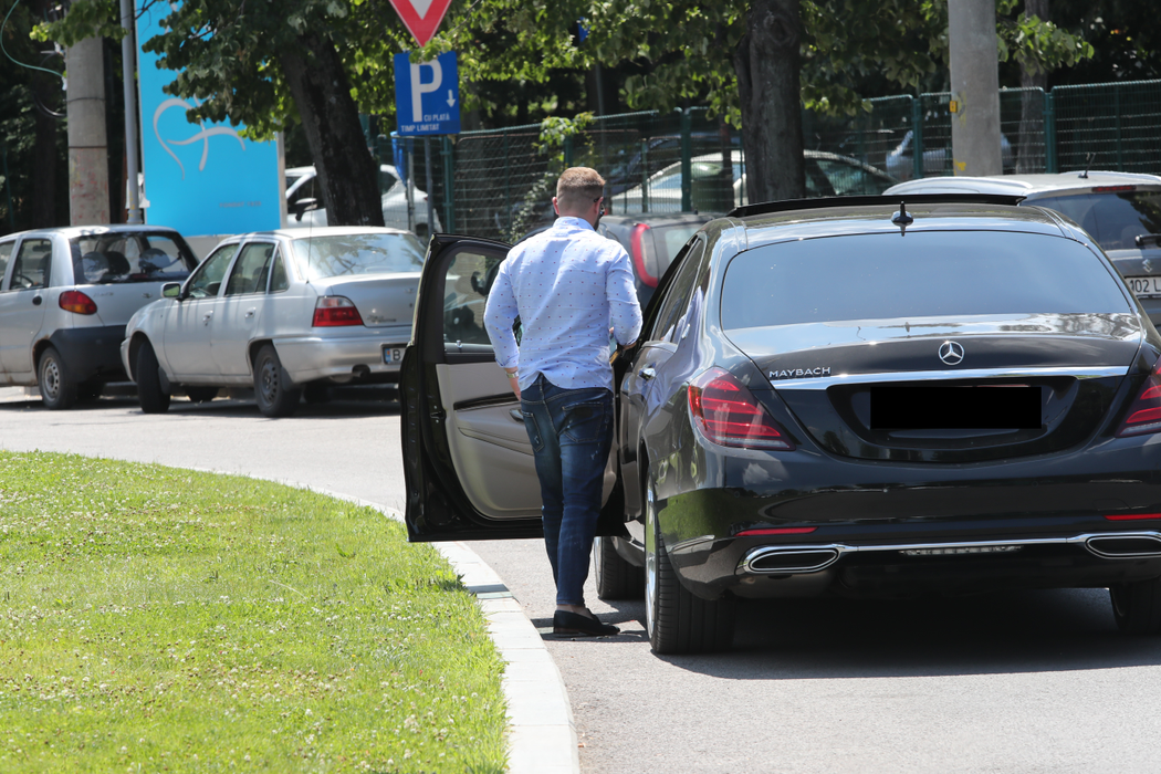 Andrei Neacșu îi face concurență lui Gigi Becali, și-a luat Maybach de 180.000 €!
