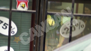 N-a mai avut rabdare sa ajunga la cabina!  Iulia Vantur s-a dezbracat in vitrina magazinului