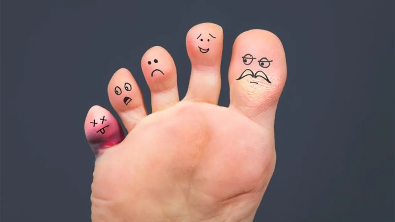 Bancul zilei | De ce a făcut Dumnezeu omul cu degete mici la picioare