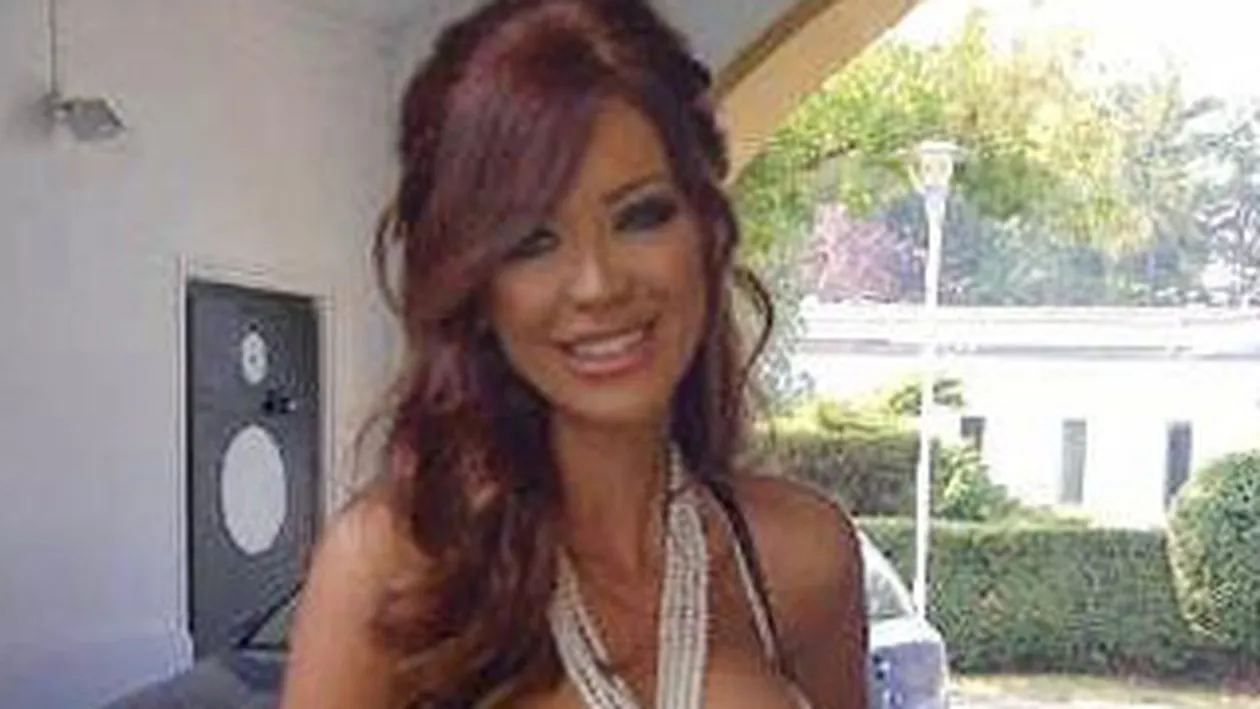 E sofisticata, ma! Bianca Dragusanu, in cele mai sexy desuuri si cu cel mai generos decolteu! Fotografia asta te va face sa te indragostesti!