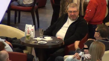 Sorin Ovidiu Balan s-a relaxat cu prietenii la mare! Vezi cine i-a tinut companie la terasa din amiaza pana-n noapte