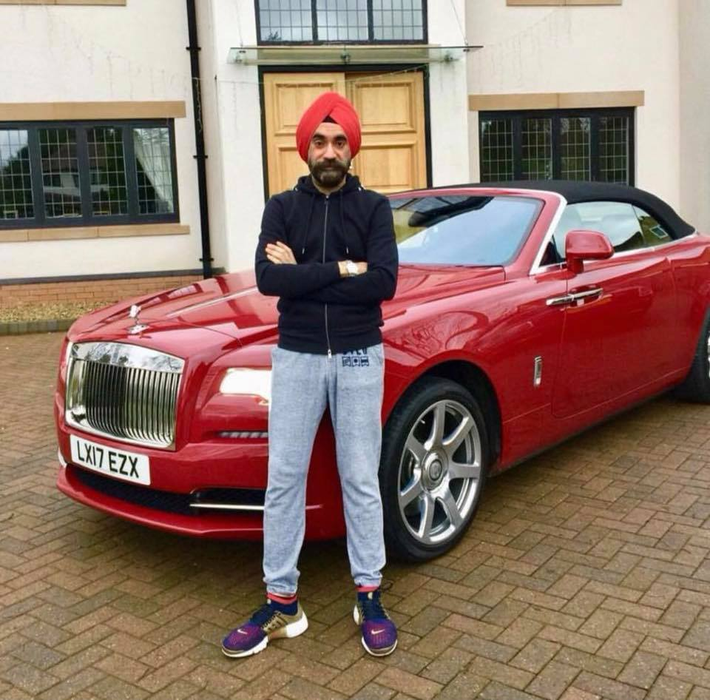 Povestea lui Reuben Singh care a făcut înconjurul lumii. A cerut un împrumut 5.000 de lire sterline de la o bancă și a garantat cu un Rolls Royce, în valoare de un sfert de milion | FOTO