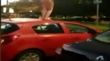 Scene şocante în Bucureşti! O tânără s-a dezbrăcat în pielea goală şi a oferit un show de zile mari pe o maşină