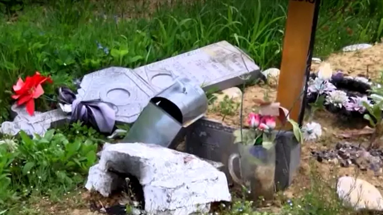 Morminte vandalizate într-un cimitir din Dâmboviţa. Două surori în stare de șoc: “Crucea lui tata a fost aruncată si a mamei, ruptă” | FOTO