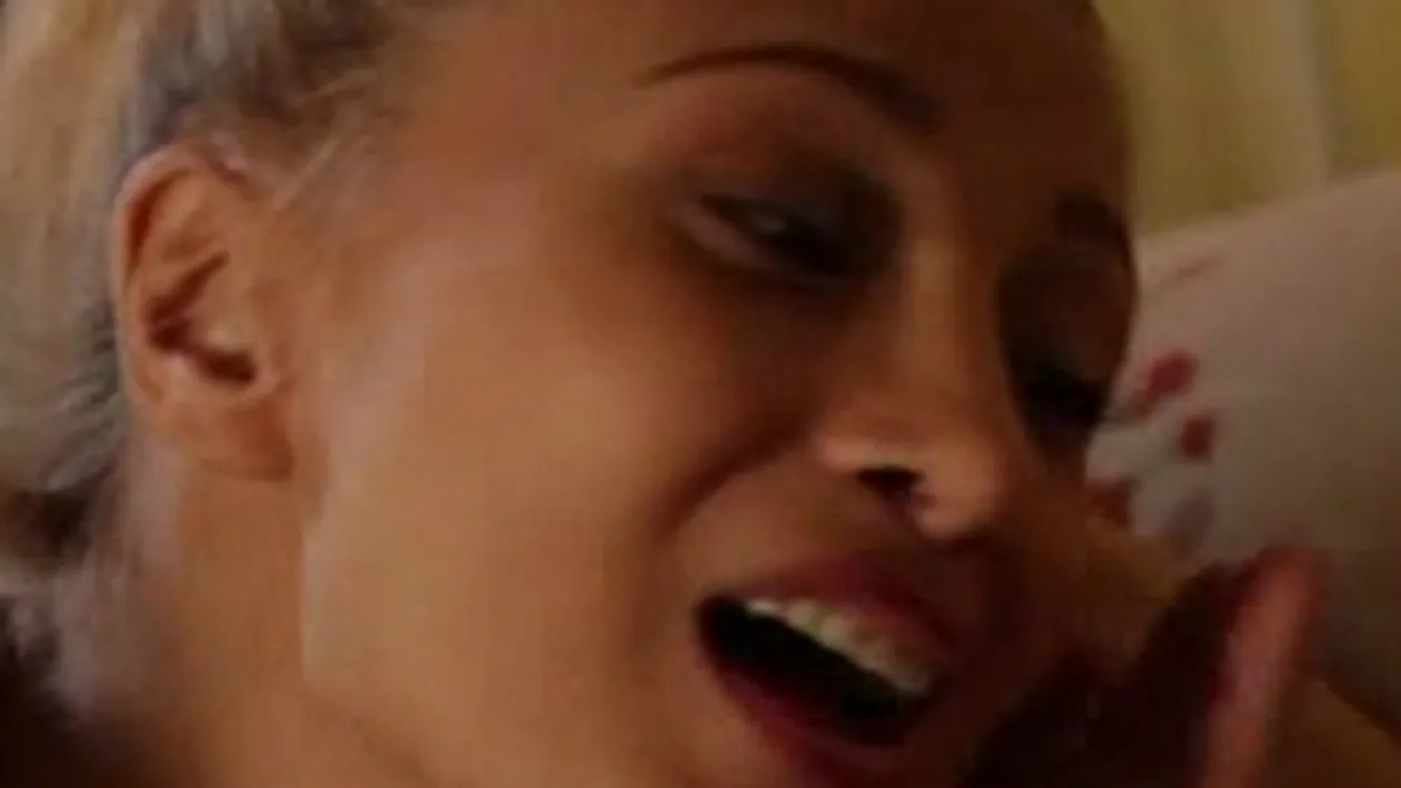 VIDEO Lora si sotul ei au pregatit o surpriza de proportii pentru invitatii de la nunta lor. Cei doi au filmat un videoclip inedit, pe care l-au prezentat in premiera la marea petrecere